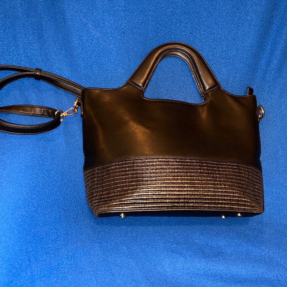 Black handbag w/detach. Adjustable strap.